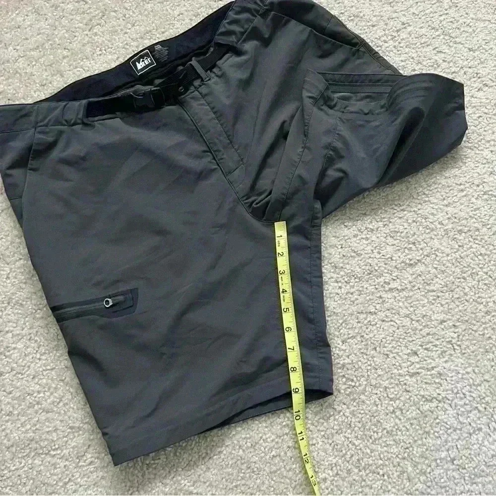 REI Gray Shorts Men’s Size XL 30 Zip Pockets Hiking Outdoor Active